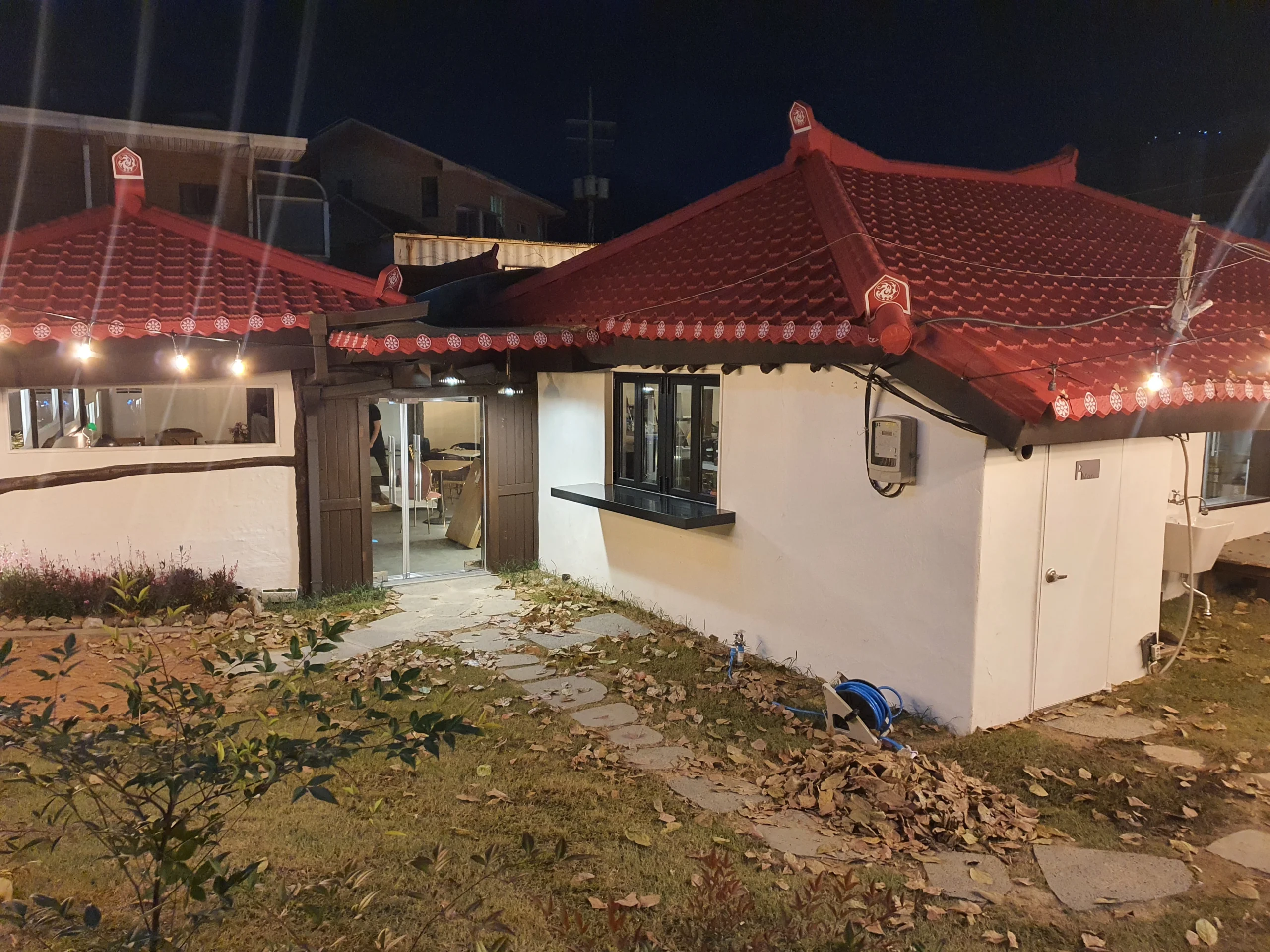 한옥 기와 외관 야간 전경 카페 시공 완료